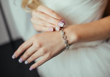 Tips for Wearing Jewelry With Formal Clothes