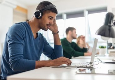 How Music Helps While Working and Which Types To Listen To