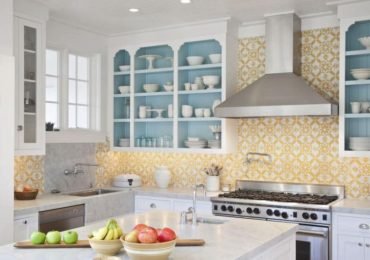preppy-wallpaper-in-the-kitchen