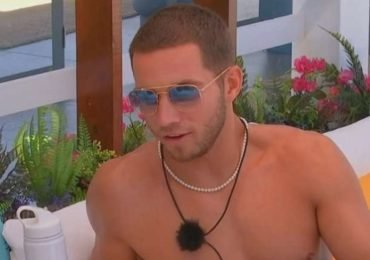 Ray-Ban gradient aviators – Ron rocked ‘em