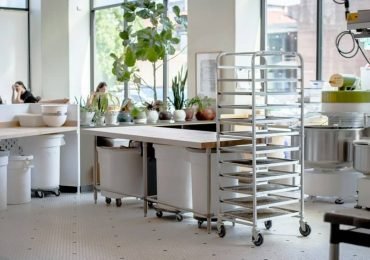 Practices for Organizing and Preparing Ingredients in a Commercial Kitchen